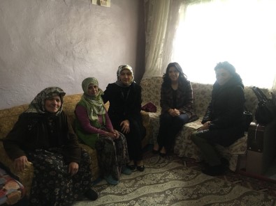 Nilgün Azizoğlu, Okuma Yazma Seferberliği İçin Köyleri Ziyaret Ediyor