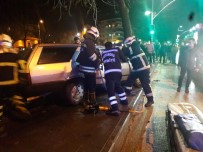 FAHRI ÇAKıR - Otomobil, Yol Kenarındaki Ağaca Çarparak Durabildi Açıklaması 3 Yaralı
