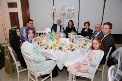 Tıp Bayramı Sebebiyle Kütahya'da Görev Yapan Doktorlar Onuruna Yemek