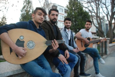 Tokat'ta 4 Öğrenci Sokak Müziği Yaparak Harçlıklarını Çıkartıyor
