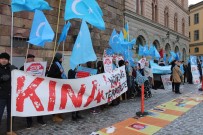 Uygurlardan İsveç Parlamentosu Önünde Çin Protestosu