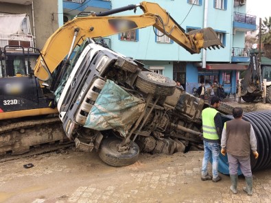 Yol çöktü kamyon çukura düştü