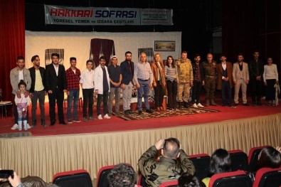 Hakkari'de 'Dokuz Canlı' Adlı Tiyatro Oyunu Sahnelendi