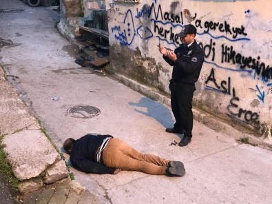 İzmir'de sokak ortasında ceset bulundu, polis başında dua etti