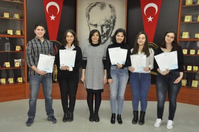 Kolej Mezunları Törenle Diplomalarını Aldı
