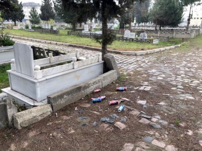 Mezarlıkta 'Alkol' Rezaleti