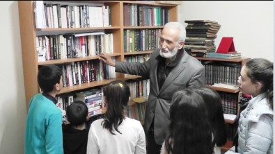 Ödemişli Tarih Araştırmacısı Kitaplarını Çocuklara Açtı