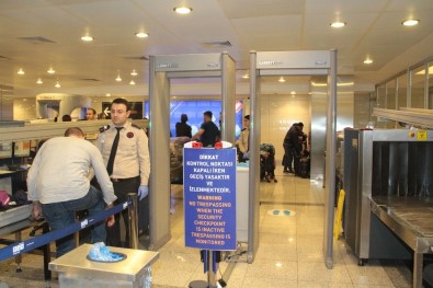 (Özel)Atatürk Havalimanı'nda Kaçak Yolculara Sirenli Önlem