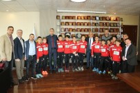 MÜKERREM TOLLU - Şampiyon Sporcular Başkan Tollu'yu Ziyaret Etti