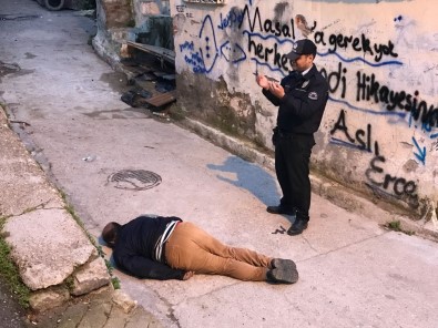 Sokak Ortasında Ceset Bulundu, Polis Başında Dua Etti