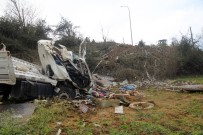 KOCAELI ÜNIVERSITESI - Tarlaya Uçan Kamyonun Şoförü Hayatını Kaybetti
