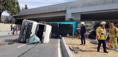 Yeşilköy'de Vinç Yüklü Kamyon Üst Geçide Çarptı Açıklaması 1 Yaralı