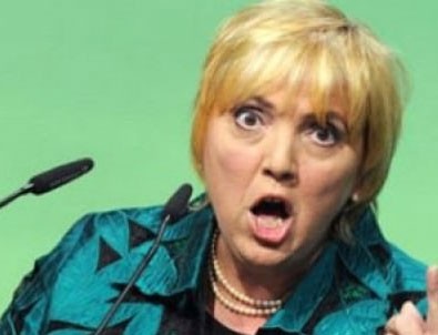 Afrin düşmek üzere, Claudia Roth sahneye çıktı!