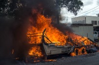 LOS ANGELES - Evsizlerin Kaldığı Karavan Alev Alev Yandı