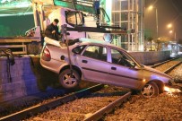 Otomobil Tramvay Yoluna Düştü Açıklaması 2 Yaralı