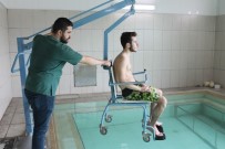 SUYUN KALDıRMA KUVVETI - Termal Suyla Uygulanan Hidroterapi Yöntemi Felçli Hastaların Umudu Oldu