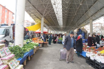 Pazarda İstiklal Marşı'nı Duyunca Saygı Duruşuna Geçtiler