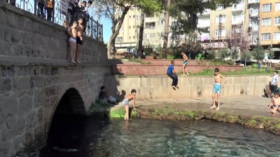 Diyarbakır'da Mart Güneşinde Çocukların Havuz Keyfi
