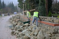 KÖSEKÖY - Kartepe'de Mezarlık Duvarlarının Yapımı Bitiyor