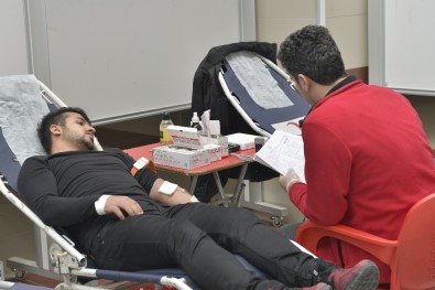 KMÜ'de Öğrenciler Kan Bağışında Bulundu