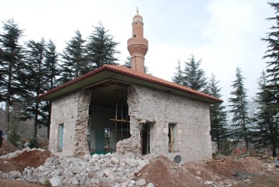 Osmanlı'nın İlk Hutbesinin Okunduğu Camide Göçük