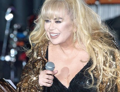 Zerrin Özer'den muhteşem dönüş