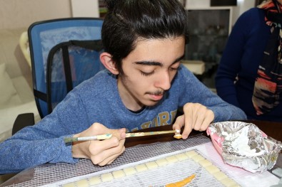 15 Yaşındaki Kas Hastası Baran, Mozaik Taşlardan Kuş Yaptı