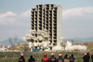 300 Kilo Dinamitle Yıkılmayan 13 Katlı Bina Kendiliğinden Çöktü