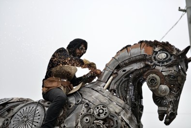 Ataşehir'de  1 Ton Ağırlığındaki 'Merkür Atı' Büyük İlgi Görüyor