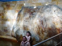 MAHMUTHAN ARSLAN - Hamamın Havuzundaki Devasa Kaya İlgi Odağı
