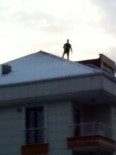 KORSAN TAKSİ - (Özel) Çatıya Çıkıp, 'Korsan Taksi' Dediği Araçlara Kiremit Fırlattı