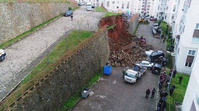 Trabzon'da istinat duvarı çöktü, araçlar altında kaldı...