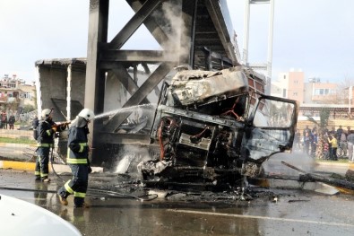 Üst Geçide Çarpıp Alev Alev Yanan Tırın İçerisindeki Sürücüyü Esnaf Kurtardı