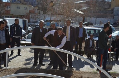 Adilcevaz'da Park Ve Mezarlıklarda Bahar Temizliği