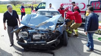 Ayvalık'ta Trafik Kazası Açıklaması 2 Yaralı