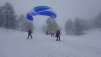 MEHMED ALI SARAOĞLU - Gediz Muratdağı Termal Kayak Merkezi'nde 'Paraşüt Ve Kayak' Keyfi