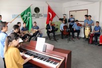 NİDA TÜFEKÇİ - Öğrenciler, Mehmetçik'e Destek İçin Farklı Enstrümanlarla Mehter Marşı Çaldı