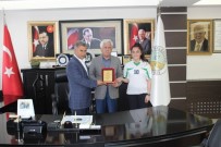 ABDURRAHMAN TOPRAK - Sporculardan Başkan Toprak'a Plaket