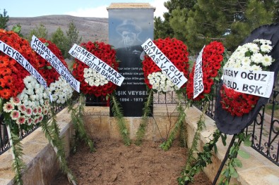 Aşık Veysel Mezarı Başında Anıldı