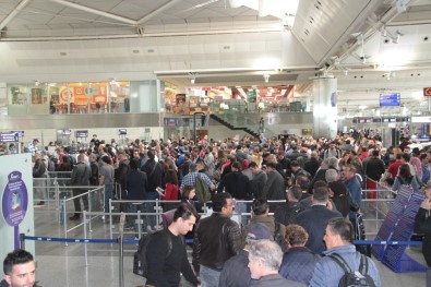 Atatürk Havalimanı'nda PolNet arızası kuyruğu