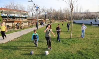 Galip Demirel'e Çınar Park'a Vatandaşlardan Yoğun İlgi