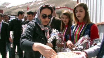 İranlı Turistlere Karanfil Ve Halaylarla Karşılama