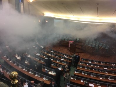 Kosova Meclisi'ne Göz Yaşartıcı Gaz Geri Döndü
