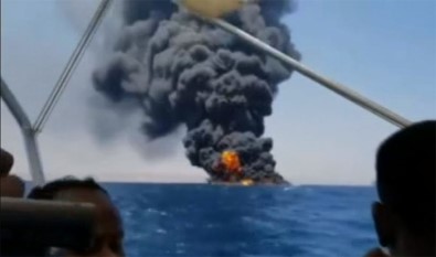 Ticari Gemi Somali Açıklarında Alev Aldı