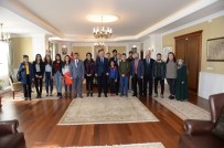 AKSAKAL - Umre Yolcusu Çocuklardan Vali Azizoğlu'na Ziyaret