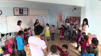 Üniversiteliler Köydeki Öğrencilerin 'Güneşi' Oldu