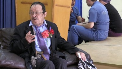 Yaşlılar Sahneye Çıkmaya Hazırlanıyor