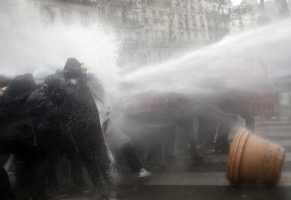 Fransa karıştı! Yüzlerce insan sokağa döküldü