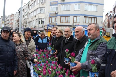 Bayrampaşa Belediye Başkanı Aydıner Vatandaşlara Lale Dağıttı