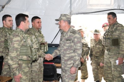 Genelkurmay Başkanı Akar, Kilis'teki Birlikleri Denetliyor